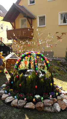 Osterbrunnen in der Entenmühle im Naturpark Fichtelgebirge