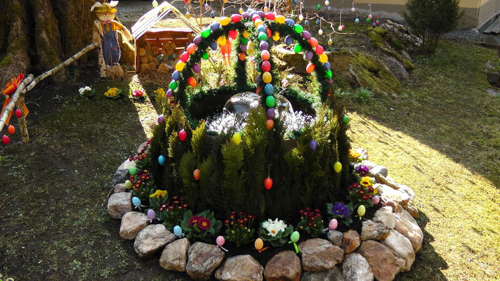 Osterbrunnen in der Entenmühle im Naturpark Fichtelgebirge