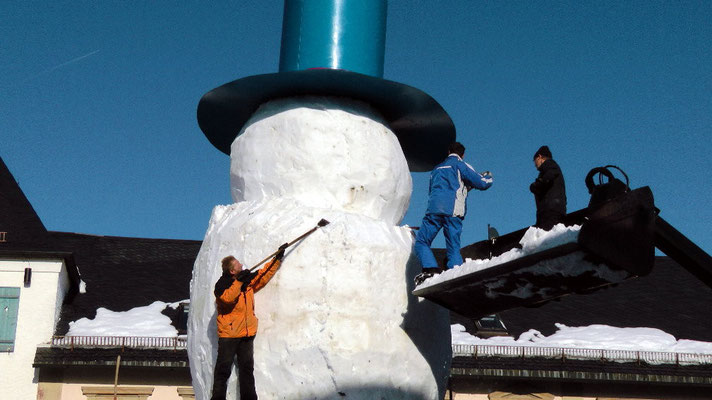 Schneemannbau Rekord gebrochen Riesenschneemann Jakob  feiert sein 30 jähriges Jubiläum in Bischofsgrün 2015  12,65 Meter hoch und 29,80 Meter Umfang