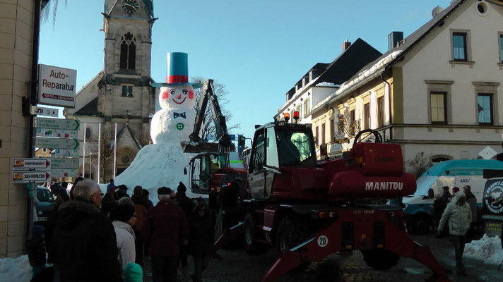 Schneemannbau Rekord gebrochen Riesenschneemann Jakob  feiert sein 30 jähriges Jubiläum in Bischofsgrün 2015  12,65 Meter hoch und 29,80 Meter Umfang