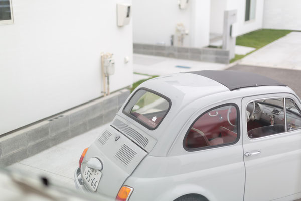 the ouchiに溶け込むグレーのFiat