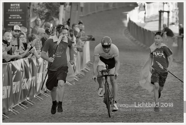 Ironman Frankfurt 2018  Radstrecke 'Die Hölle von Hochstadt' - hier die Tempo-Teufel mit dem Schweizer Philipp Koutny