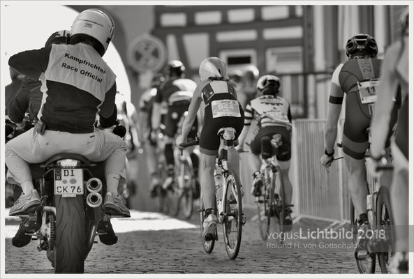 Ironman Frankfurt 2018  Radstrecke 'Die Hölle von Hochstadt' - hier im Felde der Individualisten, Rückansicht