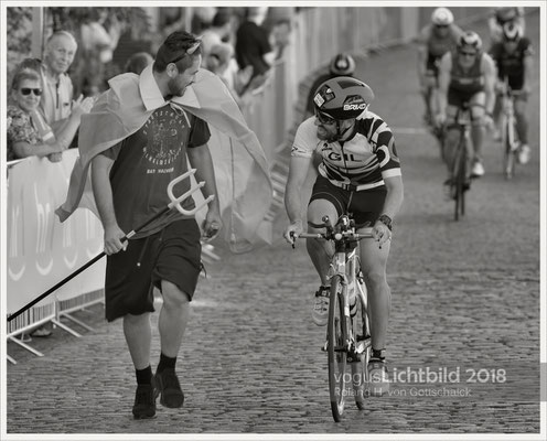 Ironman Frankfurt 2018  Radstrecke 'Die Hölle von Hochstadt' - hier Joaquin Gil aus Spanien im heiteren Austausch