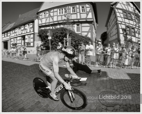 Ironman Frankfurt 2018  Radstrecke 'Die Hölle von Hochstadt' - hier liegen ihr schon die Fotografen zu Füßen, grandioser Vorsprung  von Daniela Ryf