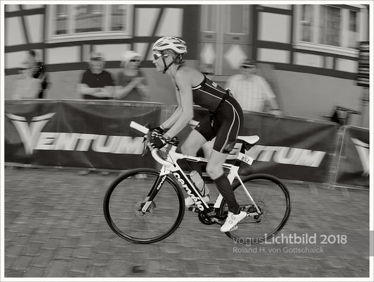 Ironman Frankfurt 2018  Radstrecke 'Die Hölle von Hochstadt' - Jana Schütt leichtfüßig nach oben