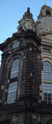 Dresda: Frauenkirche, la parte lasciata "bruciata" dai bombardamenti al fosforo del '45