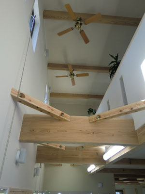 吹き抜けが広いけど、ガイナの機能で室内温度は１階、2階とも同じです。