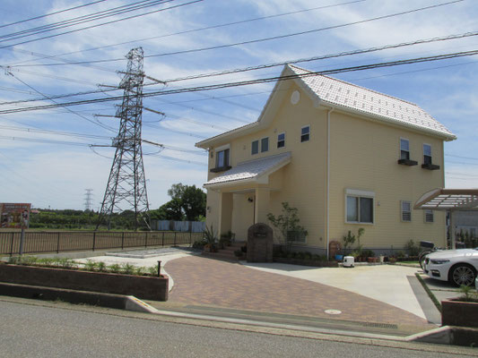 北側のアプローチ。歩道沿いの煉瓦造りの花壇と建物のフラワーBOXが似合っています。  