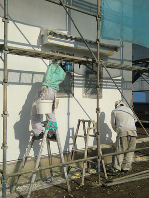 ガイナの下地材をローラーで塗布してます