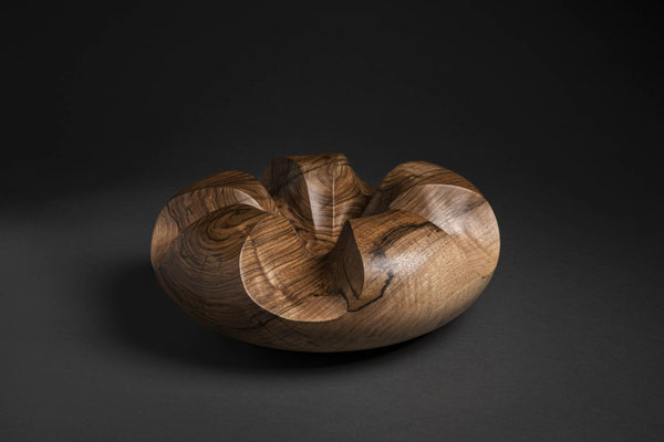 #20/144 | Walnussbaum, walnut, ø 42 cm  H 16 cm