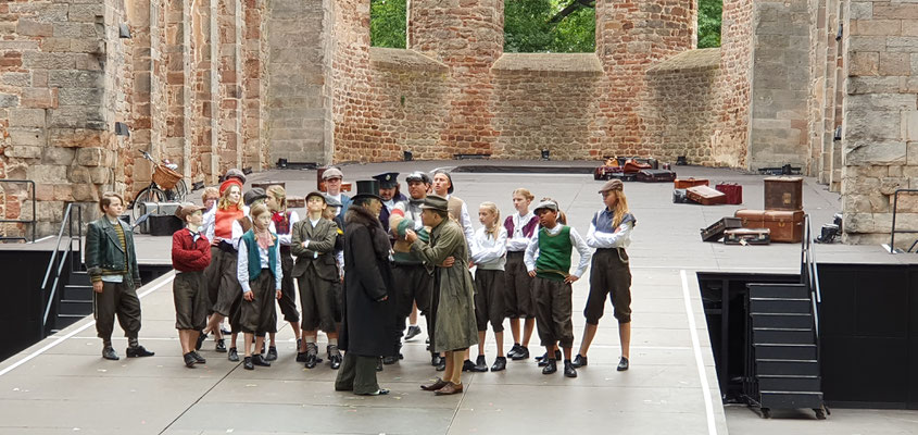 Herr Grundeis wird vom Kommissar vernommen