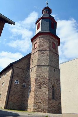 Der in 1756 angebaute achteckige Glockenturm