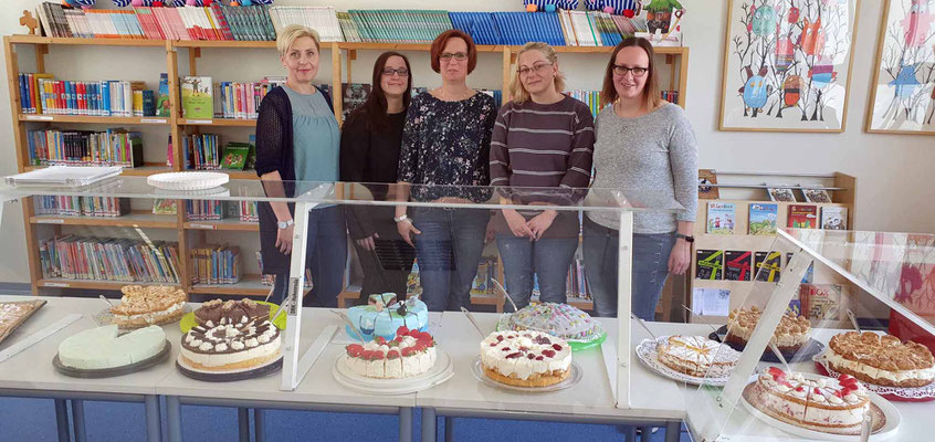 Die Damen vom Kuchenbuffet