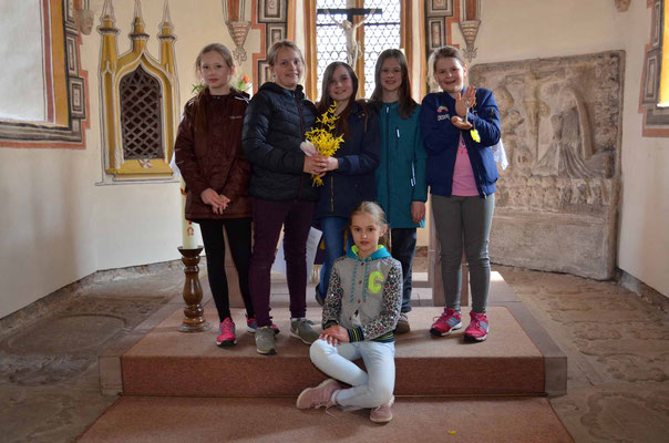 Gruppenbild vor dem Altar der Dorfkirche