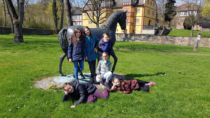 Die Bloggerinnen vor dem Pferd im Schlosspark