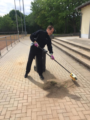 SSV-Geschäftsführer Thomas Wicht packt auch mit an. (Alle Fotos: SSV Heimerzheim/Kuczinski/Wicht)