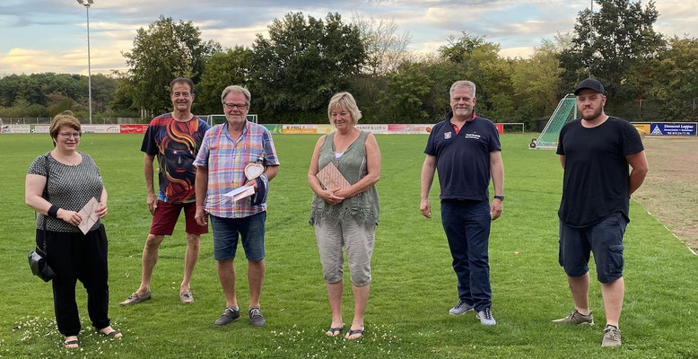 Anerkennung für die bisherigen Abteilungsleiter: Elisabeth Bockhorst (Aquajogging), Gregor Moll (Rückengymnastik) und Wilma Hambach (Fitnessgymnastik) (vorne, von links), mit dem Vereinsvorstan Thomas Wicht, Frank Kuczinski und Dennis Kauffmann