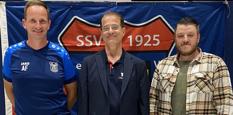 Alexander Friedrich (links), neuer Jugendleiter Fußball, der wiedergewählte 1. Vorsitzende Thomas Wicht und der ebenfalls wiedergewählte 2. Vorsitzende Dennis Kauffmann. (alle Fotos: SSV Heimerzheim)