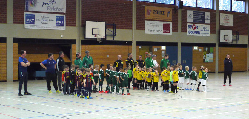 Vier Mannschaften waren zum Bambini-Turnier angetreten und wurden von Torsten Schaefer (ganz rechts) begrüßt.. (Alle Fotos: SSV Heimerzheim)