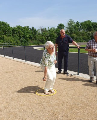 In gemischten Teams wurde auf der neuen Boule-Bahn gespielt. (Foto: SSV Heimerzheim)