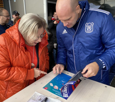 Bürgermeisterin Petra Kalkbrenner ist selbst begeisterter Sammelalbum-Fan.