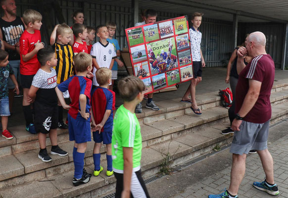 Fotos von besonderen Spielen der Mannschaft auf einem Poster