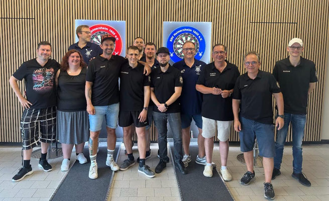 Unsere Darts-Freunde mit Gästen im Vereinsheim