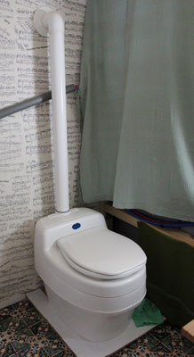 Unser wasserloses Klo, mit Entlüftung nach draussen....