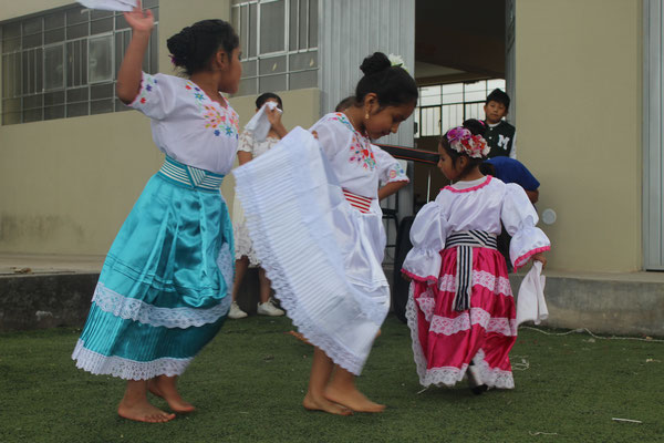 Ein peruanischer Tanz, der sich Marinera nennt