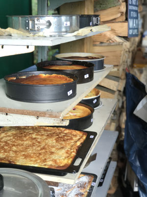 Der Kuchen kommt zum Auskühlen ins Regal