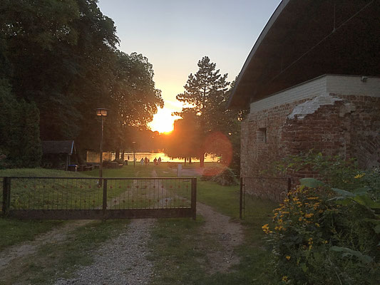 Runter zur Badestelle (rechts die Klosterruine)