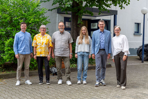 Gordon Binder-Eggert (WZ), Julia Obladen-Kauder (Kulturrat), Jochen Adrian (Stadtsportbund), Meike Tönnißen und Pfarrer Marc-Albrecht Harms (für die Glaubensgemeinschaften) sowie Anouk van der Vliet (Welle Niederrhein).
