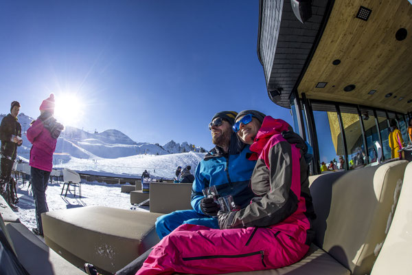 Rast auf Skihütte bei Sonne:Winterurlaub im Zillertal - Ferienwohnung Zillertal Haus Margret
