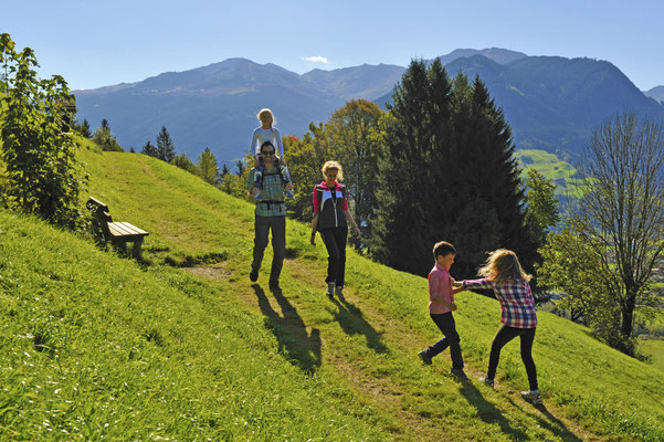 Familie beim Wandern: Sommerurlaub im Zillertal - Ferienwohnung Zillertal Haus Margret