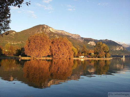 Reflet d'automne sur le lac d'Annecy