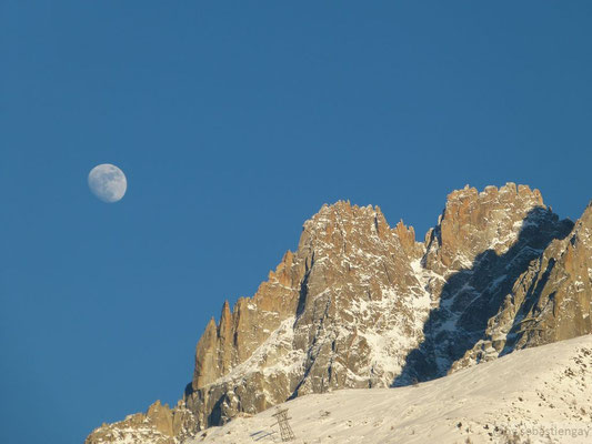 Lune au dessus de Chamonix