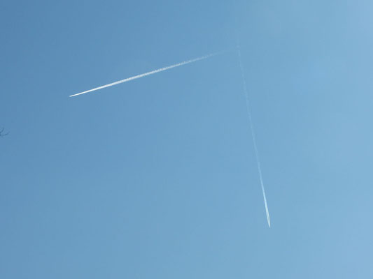 Traces d'avion dans le ciel