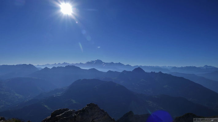 La chaîne du Mt Blanc, avec le Charvin (grosses pyramide noire)