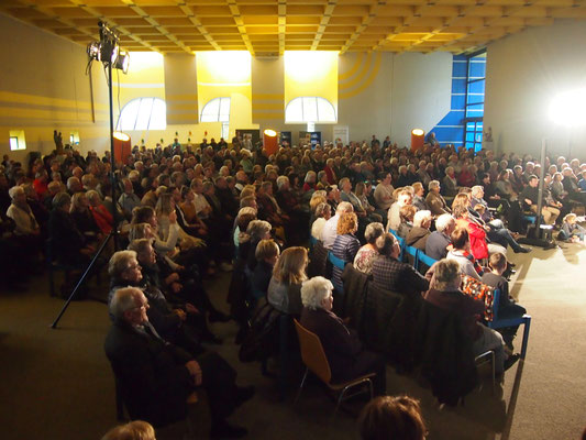 Stehplätze waren auch belegt
