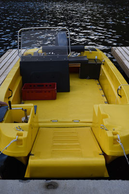 Yellow boat with 40HP motor and steeringconsole -accessable with wheelchair - Gelbes boot mit 40PS Motor und Steuerkonsole - Spezialboot für Rollstuhlfahrer 