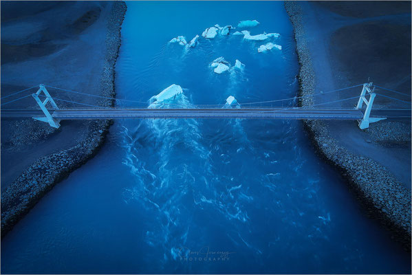 Jökulsárlón, die Gletscherlagune Islands, ist ein Naturwunder, das mit seiner Mischung aus schimmernden Eisbergen und tiefblauem Wasser verzaubert. Hier, wo Eis und Meer aufeinandertreffen, bietet sich ein atemberaubendes Schauspiel.