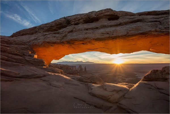 Mesa Arch im Canyonlands NP, Utah! Weite Canyons, Tafelberge und bizarre Felsformationen, geformt von Flüssen. Wild und ungezähmt!