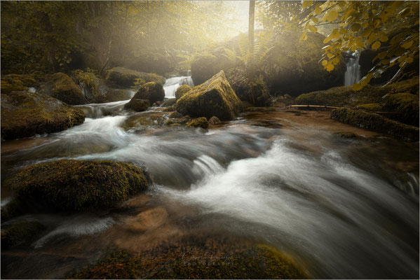 Die Geratser Wasserfälle im Oberallgäu sind ein verstecktes Naturwunder, umgeben von leuchtendem Mischwald und grünen Wiesen. Sie bieten eine magische Atmosphäre und sind ein ideales Ausflugsziel für Familien, die eine leichte Wanderung genießen möchten. 