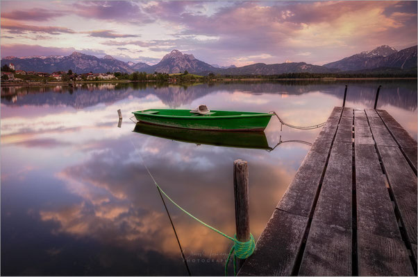 Der Hopfensee, gelegen in der malerischen Region Bayerisch Schwaben, ist ein idyllisches Naturjuwel. Umgeben von sanften Hügeln und der imposanten Kulisse der Bayerischen Alpen, bietet der See ein perfektes Panorama für Fotografie-Enthusiasten