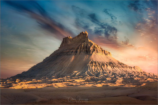 Factory Butte, Utah! Eine beeindruckende, isolierte Tafelberg-Formation in der kargen Landschaft. Ein geologisches Wunder!