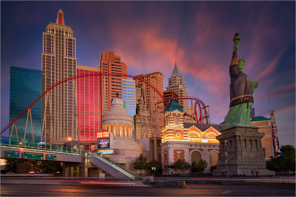 Las Vegas! Glitzernde Hotels, bunte Lichter und der legendäre Strip. Eine surreale Oase in der Wüste