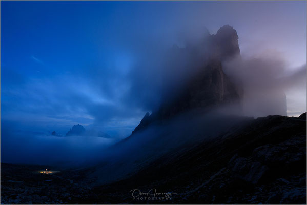 Die Drei Zinnen erheben sich majestätisch über die Dolomiten – ein beeindruckendes Naturwunder, das zum Staunen und Träumen einlädt!