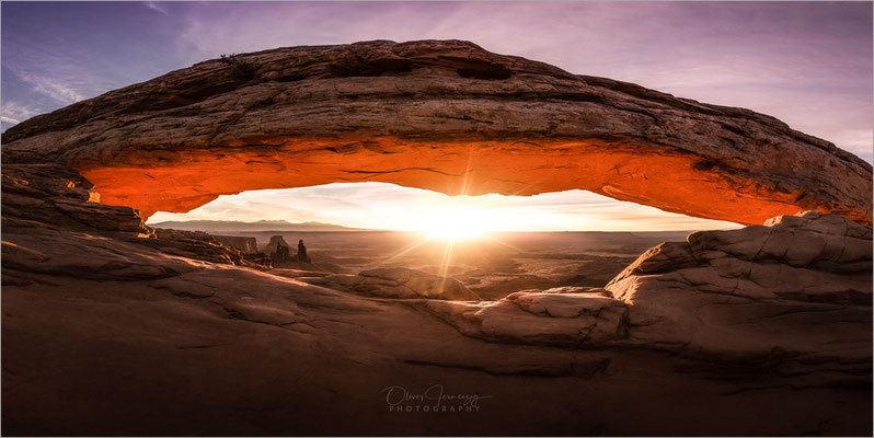 Mesa Arch im Canyonlands NP, Utah! Weite Canyons, Tafelberge und bizarre Felsformationen, geformt von Flüssen. Wild und ungezähmt!