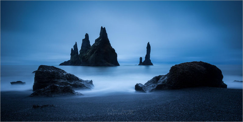 Reynisfjara, bekannt als Islands berühmtester "Black Beach", fasziniert mit mächtigen Atlantikwellen, den mystischen Reynisdrangar-Seespitzen und Basaltsäulen. Ein Ort wilder Schönheit, der die Kraft der Natur eindrucksvoll demonstriert.